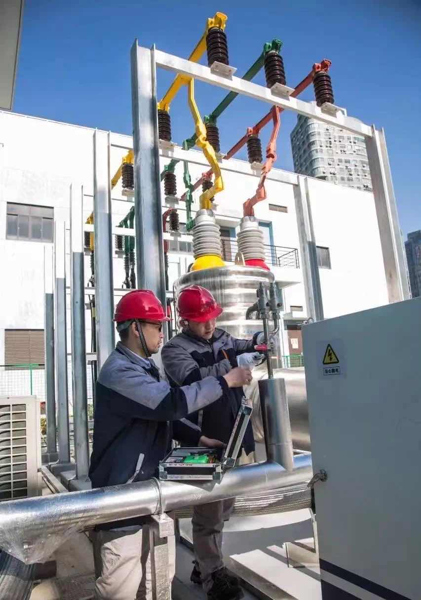 世界首條35千伏公里級超導電纜輸電工程聯(lián)結(jié)兩座220千伏變電站，總長1.2公里。